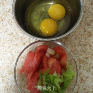 番茄鸡蛋热汤面的做法步骤：1