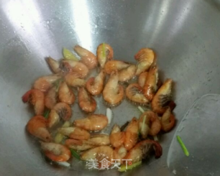 韭菜花炒河虾的做法步骤：2