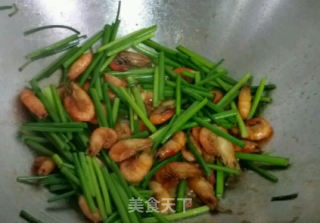 韭菜花炒河虾的做法步骤：3