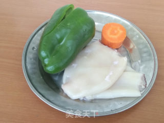鱿鱼炒辣椒的做法步骤：1