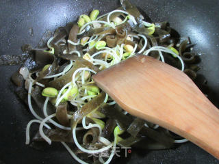 黄豆芽炒海带的做法步骤：5