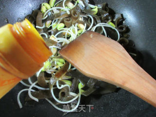 黄豆芽炒海带的做法步骤：6