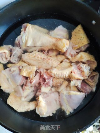 东北鸡肉炖土豆干粉条的做法步骤：1