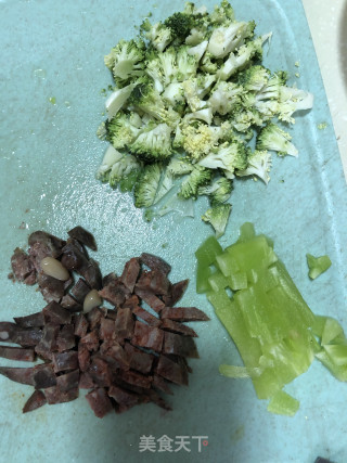 西兰花香肠丁炒饭的做法步骤：1