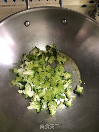西兰花香肠丁炒饭的做法步骤：3