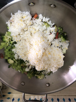 西兰花香肠丁炒饭的做法步骤：5