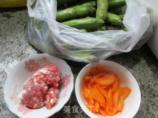 胡萝卜肉末炒蚕豆的做法步骤：1