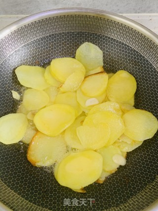 辣白菜炒土豆片的做法步骤：3