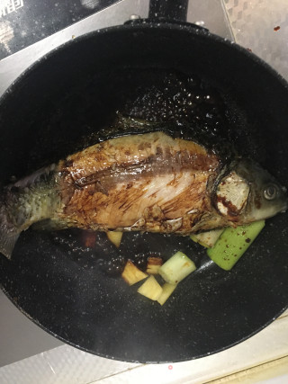 啤酒烧江鲫的做法步骤：2