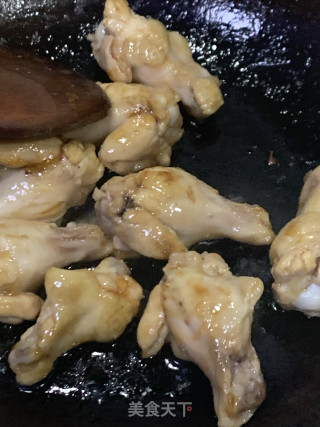 红烧鸡翅根的做法步骤：2
