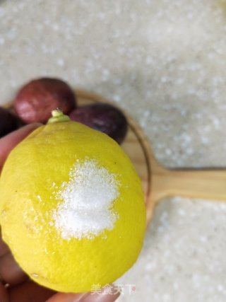 百香果蜂蜜柠檬汁的做法步骤：2