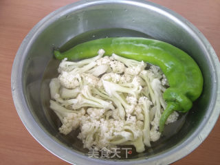 青椒炒菜花的做法步骤：1