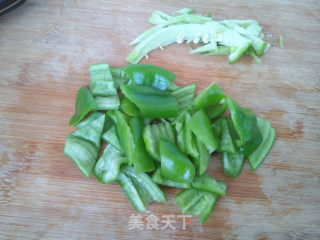 青椒炒菜花的做法步骤：2