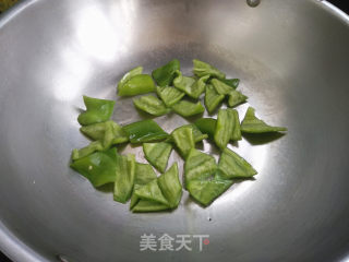 青椒炒菜花的做法步骤：4