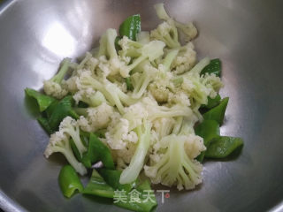 青椒炒菜花的做法步骤：5