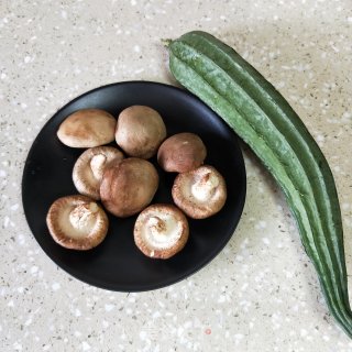 丝瓜炒蘑菇的做法步骤：1