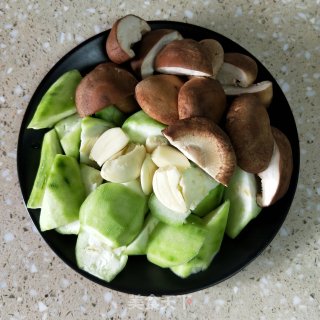 丝瓜炒蘑菇的做法步骤：2