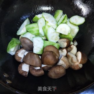 丝瓜炒蘑菇的做法步骤：4