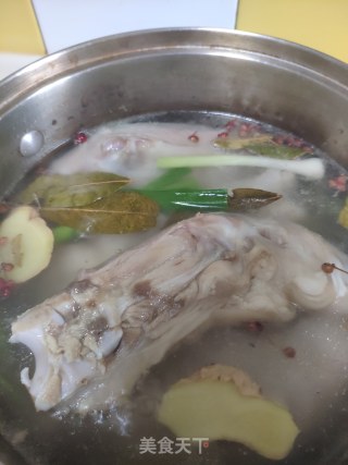 凉拌猪脚的做法步骤：2