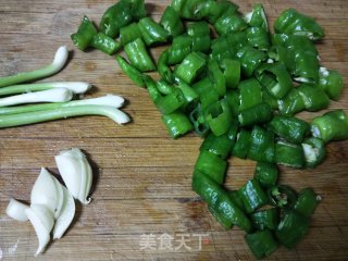 竹笋烧腊肉的做法步骤：2