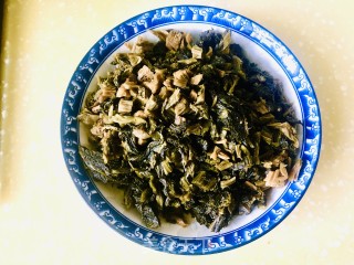 雪里蕻炒黄豆的做法步骤：1