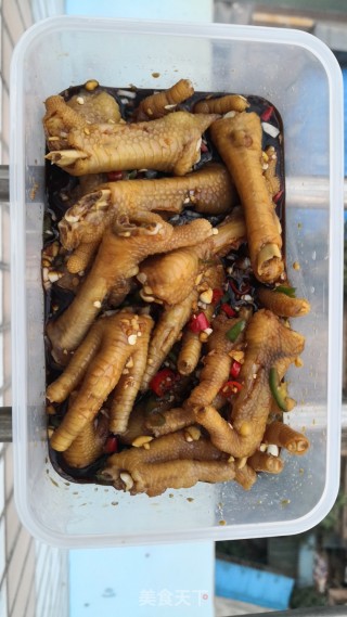 夏天零嘴：酸辣鸡爪的做法步骤：1
