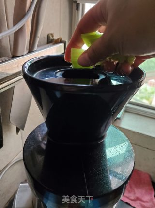 蔬果汁之芹菜胡蘿蔔苹果汁的做法步骤：3