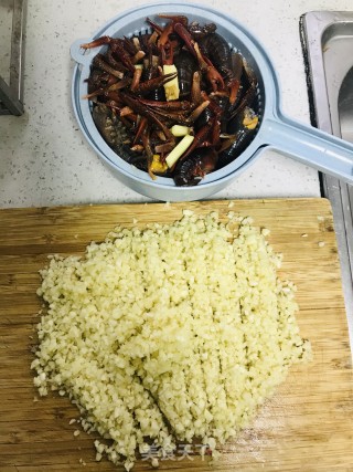 蒜泥龙虾的做法步骤：1
