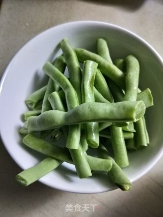 五花肉四季豆焖面的做法步骤：2