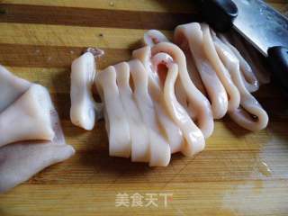 简单的炸鱿鱼圈的做法步骤：1