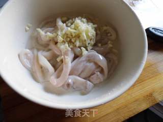 简单的炸鱿鱼圈的做法步骤：2