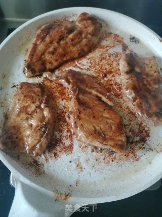 黑胡椒鸡胸肉夹馍的做法步骤：2