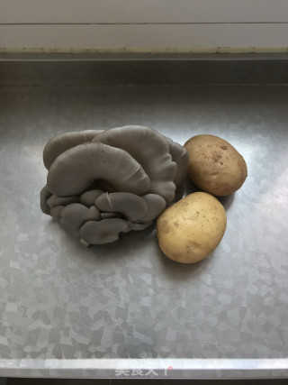 平菇土豆片的做法步骤：1