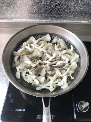 平菇土豆片的做法步骤：2