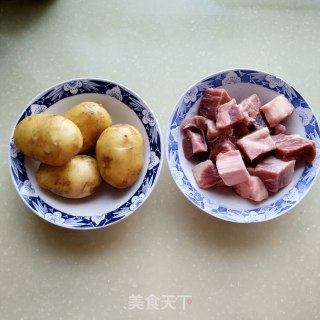 牛腩炖土豆的做法步骤：2