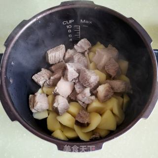 牛腩炖土豆的做法步骤：6