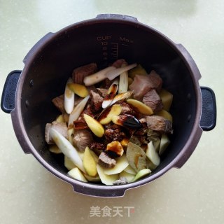 牛腩炖土豆的做法步骤：7