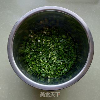 韭菜鸡蛋虾皮水煎包的做法步骤：2