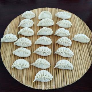 韭菜鸡蛋虾皮水煎包的做法步骤：17