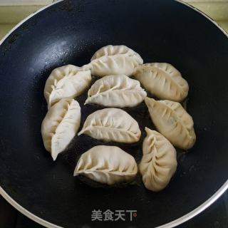 韭菜鸡蛋虾皮水煎包的做法步骤：18