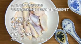 最简单的炸鸡翅，炸至金黄，入口酥脆，香嫩又多汁，好吃到舔手指!的做法步骤：1
