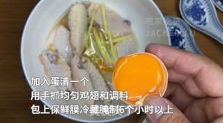最简单的炸鸡翅，炸至金黄，入口酥脆，香嫩又多汁，好吃到舔手指!的做法步骤：2