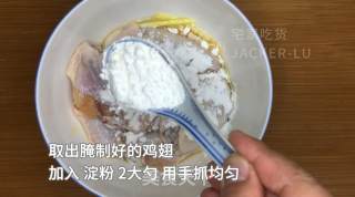 最简单的炸鸡翅，炸至金黄，入口酥脆，香嫩又多汁，好吃到舔手指!的做法步骤：3
