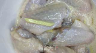 最简单的炸鸡翅，炸至金黄，入口酥脆，香嫩又多汁，好吃到舔手指!的做法步骤：4