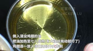 最简单的炸鸡翅，炸至金黄，入口酥脆，香嫩又多汁，好吃到舔手指!的做法步骤：5