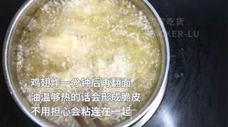 最简单的炸鸡翅，炸至金黄，入口酥脆，香嫩又多汁，好吃到舔手指!的做法步骤：6