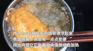 最简单的炸鸡翅，炸至金黄，入口酥脆，香嫩又多汁，好吃到舔手指!的做法步骤：7