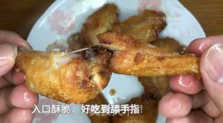最简单的炸鸡翅，炸至金黄，入口酥脆，香嫩又多汁，好吃到舔手指!的做法步骤：10