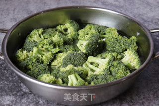 蒜蓉西兰花的做法步骤：2