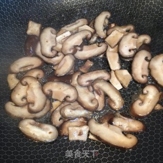 菌菇鸡蛋汤面的做法步骤：3